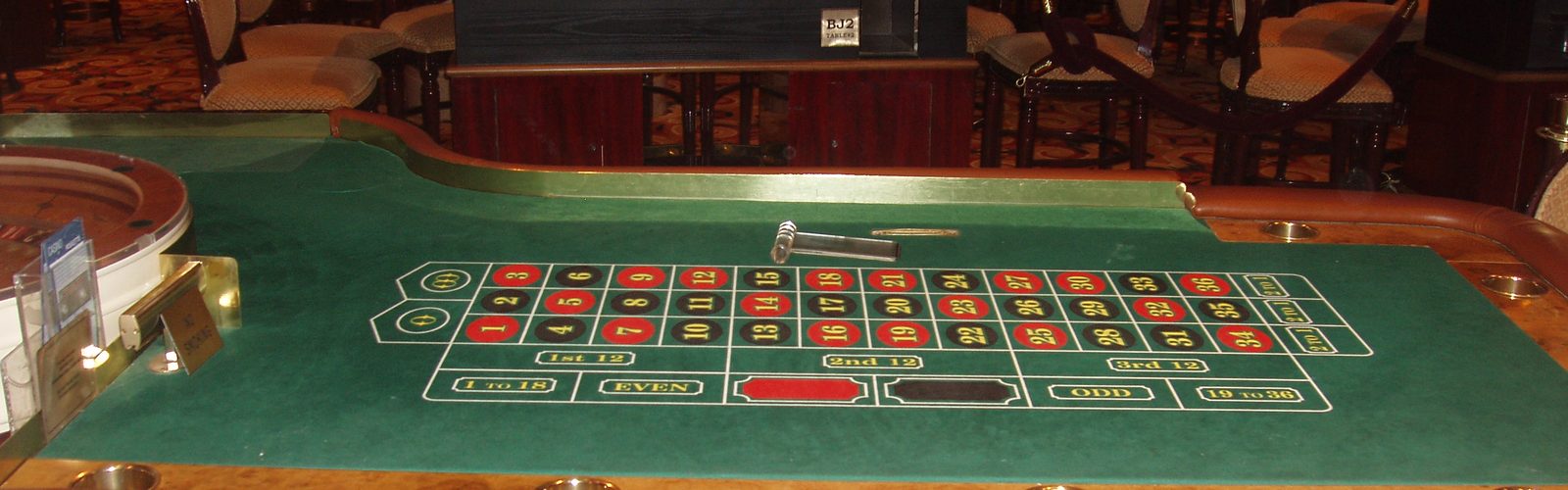 Mesa de ruleta en una sala de juego